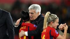 Abrazo de Jennifer Hermoso y Pedro Rocha, presidente de la comisión gestora Real Federación Española de Fútbol.
