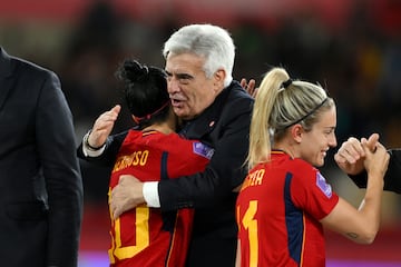 Abrazo de Jennifer Hermoso y Pedro Rocha, presidente de la comisión gestora Real Federación Española de Fútbol.