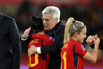 Abrazo de Jennifer Hermoso y Pedro Rocha, presidente de la comisión gestora Real Federación Española de Fútbol.