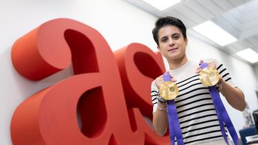 María Pérez posa en la redacción de AS con sus dos últimas medallas mundiales.