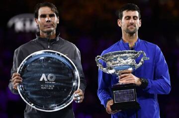 Nadal y Djokovic posan con los trofeos del Open de Australia.