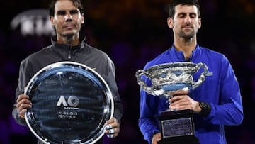 Nadal y Djokovic posan con los trofeos del Open de Australia.