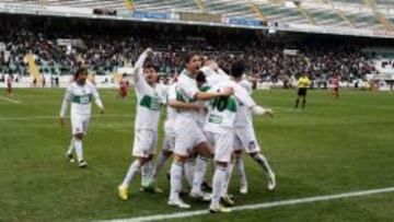 Los jugadores del Elche celebran el gol del triunfo.