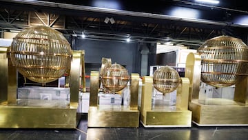 Los bombos de la lotería nacional en el Teatro Real de Madrid, a 12 de diciembre de 2025, en Madrid (España). Los bombos y el resto de elementos del Sorteo Extraordinario de Navidad llegan al Teatro Real de Madrid para los últimos preparativos antes del 22 de diciembre. Con su instalación en el escenario, queda todo listo para el sorteo.
12 DICIEMBRE 2025
Jesús Hellín / Europa Press
12/12/2025