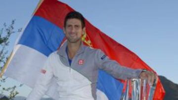 Novak Djokovic posa con el trofeo y la bandera de Serbia en Indian Wells.