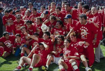 Jugadores del Toluca festejan con el trofeo de campeón en el año 2000