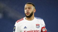 Soccer Football - Ligue 1 - Paris St Germain v Olympique Lyonnais - Parc des Princes, Paris, France - December 13, 2020 Olympique Lyonnais&#039; Memphis Depay reacts during the match REUTERS/Charles Platiau