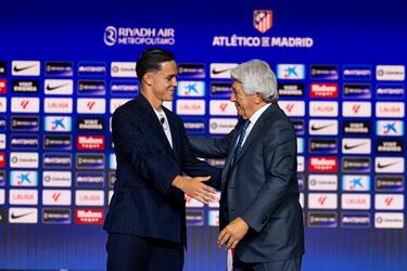 Giacomo Raspadori y Enrique Cerezo durante la presentación. 