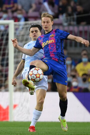 Frenkie De Jong y Mykola Shaparenko
