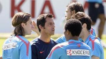 <b>SE MARCHA. </b>Quique se despidió de sus hombres en el entrenamiento de ayer de Majadahonda.
