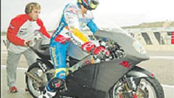 <b>POR BUEN CAMINO.</b> Toni le está cogiendo el pulso a su nueva moto.