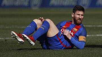 GRA093. SEVILLA, 29/01/2017.- El delantero argentino del FC Barcelona, Lionel Messi, tras una caída durante el partido de Liga de Primera División frente al Real Betis correspondiente a la jornada 20 que juegan hoy en el estadio Benito Villamarín de Sevilla. EFE/Julio Muñoz