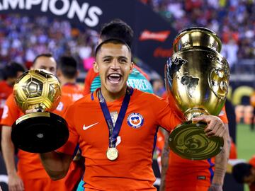 En 124 duelos con Chile, tiene 41 goles, lo que lo pone en el puesto 13 del ranking.