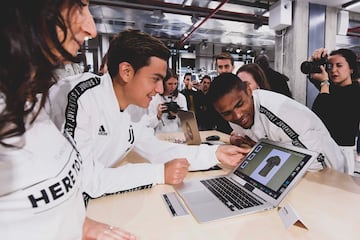 Once jugadores de Juventus, incluido Juan Cuadrado, fueron invitados por Adidas al primer aniversario de su tienda en Milán, la más grande de Italia. Cristiano Ronaldo brilló por su ausencia.