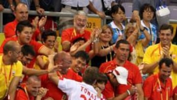 <b>FELICITACIONES. </b>Los jugadores españoles celebran con sus seguidores, en el escenario del partido, su clasificación para las semifinales.