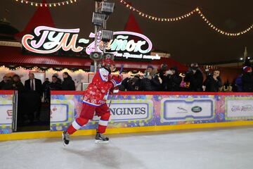 El presidente ruso, participó de un partido de hockey hielo que ya se está convirtiendo en un evento tradicional en las fechas cercanas a la navidad, en la Plaza Roja de Moscú, con la intención de fomentar el interés por el deporte amateur. Estuvo acompañado por otros políticos como el ministro de defensa y algunos empresarios, además de ex jugadores profesionales.