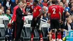 Mourinho habla con Pogba durante un partido del Manchester United.