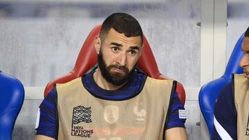 Karim Benzema, en el banquillo en un partido con la selección de Francia.