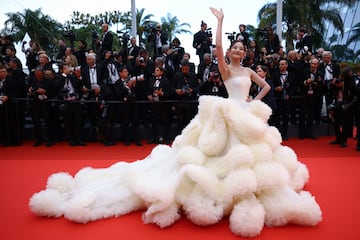 Wan QianHui posa en la alfombra roja durante el desfile inaugural del primer día de la 78ª edición del festival de cine de Cannes.