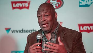 MEX429. CIUDAD DE MÉXICO (MÉXICO), 20/11/2022.- El ex jugador del los 49ers de San Francisco Charles Haley habla durante una conferencia de prensa, hoy, en Ciudad de México (México). Jesse Sapolu, Bryant Young, Steve Wallace y Charles Haley, leyendas de los San Francisco 49ers, coincidieron este domingo en que la actual generación del equipo tiene calidad, pero será olvidada por sus aficionados si no gana un Super Bowl. Haley, miembro del Salón de la Fama, quien obtuvo dos anillos de Super Bowl con 49ers, y tres con Cowboys, elogió a los jugadores que dirige el entrenador Kyle Shanahan y coincidió con Jesse Sapolu respecto a la necesidad de un título para que ese grupo trascienda. EFE/ Isaac Esquivel