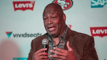 MEX429. CIUDAD DE MÉXICO (MÉXICO), 20/11/2022.- El ex jugador del los 49ers de San Francisco Charles Haley habla durante una conferencia de prensa, hoy, en Ciudad de México (México). Jesse Sapolu, Bryant Young, Steve Wallace y Charles Haley, leyendas de los San Francisco 49ers, coincidieron este domingo en que la actual generación del equipo tiene calidad, pero será olvidada por sus aficionados si no gana un Super Bowl. Haley, miembro del Salón de la Fama, quien obtuvo dos anillos de Super Bowl con 49ers, y tres con Cowboys, elogió a los jugadores que dirige el entrenador Kyle Shanahan y coincidió con Jesse Sapolu respecto a la necesidad de un título para que ese grupo trascienda. EFE/ Isaac Esquivel
