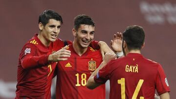 GRAFCAT4649. SEVILLA, 17/11/2020.- El jugadores españoles Ferrán Torres (c), José Gayá (d) y Álvaro Morata celebran el cuarto gol de España durante el partido de la sexta jornada del grupo 4 de la primera fase de la Liga de las Naciones que las seleccione