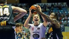 El jugador del Obradoiro Fernando Zurbriggen protege un balón ante Ike Iroegbu y Gyorgy Goloman, del Basket Girona, durante el partido de la Liga ACB de baloncesto disputado este sábado en el Multiusos de Sar en Santiago de Compostela.