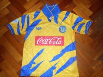 Con este diseño, con dibujos de desgarraduras, los Tigres se despidieron provisionalmente, de la Primer División; descendieron en la temporada 1995-1996.