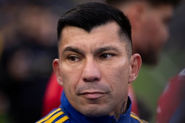 Una de las mayores leyendas del fútbol chileno. El 'pitbull' sigue compitiendo al más alto nivel. Tras su paso por Vasco da Gama de Brasil, el central chileno está actualmente en activo y ha vuelto a Sudamérica. A sus 38 años se encuentra en la Universidad Católica de la Primera División de Chile.