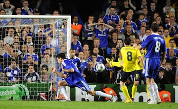 Andrés Iniesta marca uno de los goles más recordados de la historia del Barça en Stamford Bridge (el ‘Iniestazo’), clasificando en el descuento al equipo azulgrana para la final que ganarían más adelante.