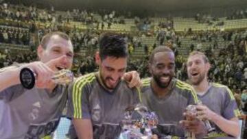 Maciulis, Ayón, Rivers y Nocioni celebran el título de Copa en A Coruña.