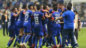 Afición del Cruz Azul celebra en el Ángel de la Independencia