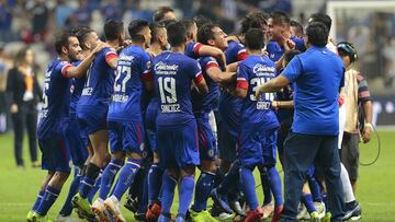 Afici&oacute;n del Cruz Azul celebra en el &Aacute;ngel de la Independencia