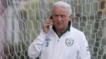 Trapattoni habla por teléfono durante un entrenamiento.