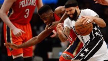 Norris Cole (i) de Pelicans ante Deron Williams (d) de los Nets.