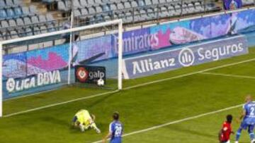 <b>EL RESBALÓN. </b>Moyá resbaló, quedó en el suelo y mientras el balón iba entrando lentamente. Fue el 0-1.
