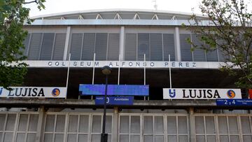 MD09 GETAFE (MADRID), 22/04/2011.- La fachada del Coliseo Alfonso Perez, estadio del Getafe, no lucía esta mañana el escudo habitual, al que se añadirá el lema 'Team Dubai', después de que ayer se confirmara la compra del club madrileño por parte del consorcio emiratí Royal Emirates Group. EFE/Manuel H de León  panoramica