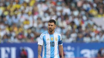 Chicago (United States), 10/06/2024.- Argentina midfielder Lionel Messi walks up to the pitch during the second half of the friendly soccer match between the national teams of Argentina and Ecuador at Soldier Field, in Chicago, Illinois, USA, 09 June 2024. (Futbol, Amistoso) EFE/EPA/TRENT SPRAGUE
