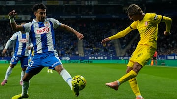 CORNELLÁ-EL PRAT (BARCELONA), 16/01/2026.- El defensa del Espanyol Omar El Hilali (izda) pelea por el control del balón con el centrocampista del Girona Bryan Gil, durante el partido de LaLiga entre el Espanyol y el Girona, este viernes en el RCDE Stadium. EFE/Enric Fontcuberta