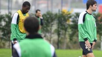 <b>TIENE QUE ELEGIR. </b>El asturiano ensayó ayer con Munitis (de espaldas en la foto) en la izquierda y debe optar entre Diop y Adrián para acompañar a Lacen en el medio.