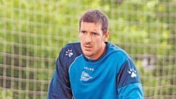 <b>DOLIDO. </b>Óscar Téllez no está muy contento de cómo se produjo su salida del Alavés.