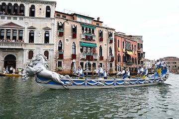 Un gran número de turistas y curiosos se congregaron en torno al Gran Canal de Venecia para presenciar la Regata Histórica anual de góndolas y 
 embarcaciones, que tiene lugar en la ciudad italiana. Se trata de uno de los
acontecimientos más antiguos que se celebran en la laguna, ya que su origen se remonta, al menos, al siglo XIII.