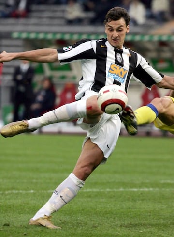 Zlatan era delantero del cuadro de la Juventus durante el 2006 y escapó del equipo tras su descenso, con rumbo al Ínter de Milán.