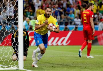 1-2. Renato Augusto celebró el primer gol.