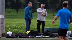 Carlos Queiroz hablando con Gustavo Alfaro durante un entrenamiento de Boca Juniors.