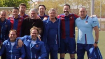 Vicente Moreno, con los veteranos del Levante.