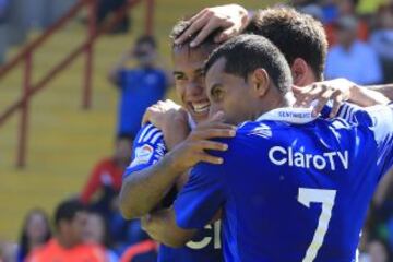 Martínez y Cortés abrazan a Carmona luego de su gol.