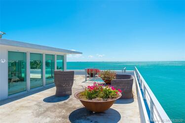 Una terraza en la azotea para obtener otra vista de las idlicas aguas que ba?an la costa de Florida.