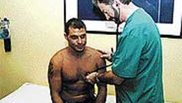 <B>BRAVO PASÓ EL RECONOCIMIENTO</B>. Bravo pasó ayer las pruebas médicas pertinentes antes de firmar por dos años.