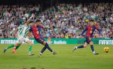 El delantero español del Barcelona, Ferran Torres, marca el 1-2 al Betis. 
